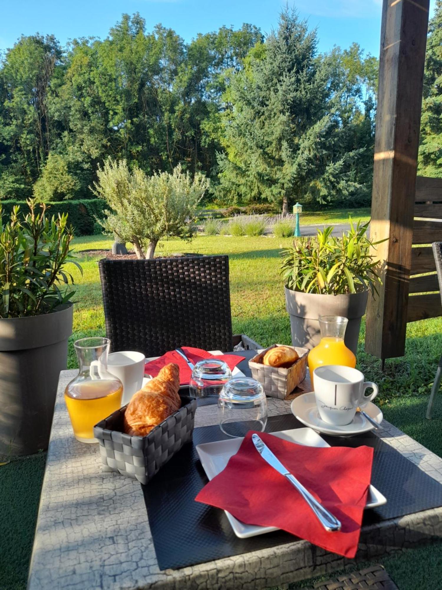 Hotel De L'Ile D'Amour Langeac 외부 사진